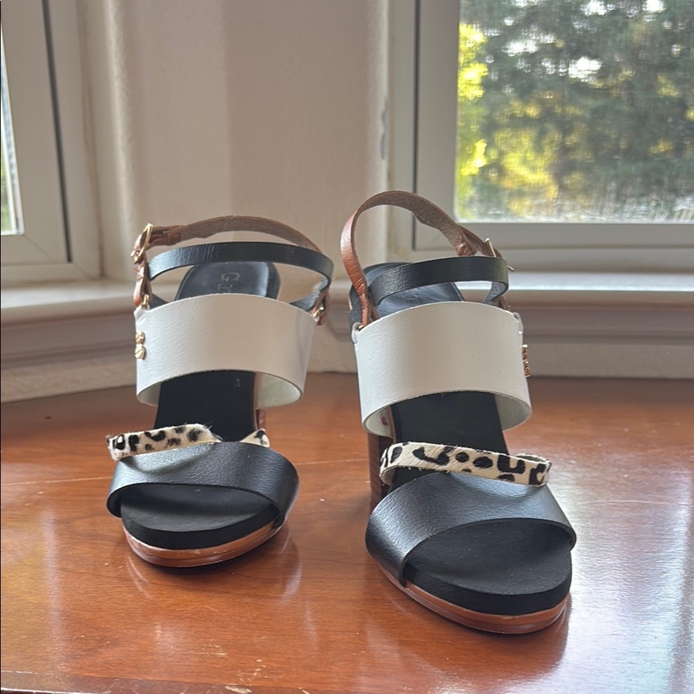 Groove Brand Versatile Sandals